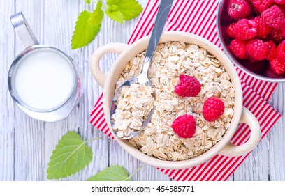 oat flakes with raspberry and milk