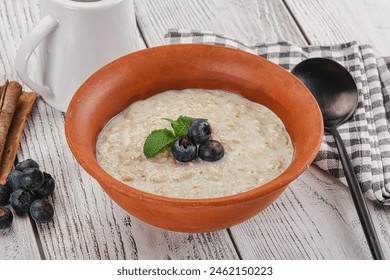 Oats porridge with blueberry and mint