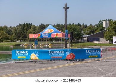 Oberschleißsheim, Deutschland - 21. August: Promotion-Stand am Münchner Triathlon durch Erdinger □ am Regatta-Kurs