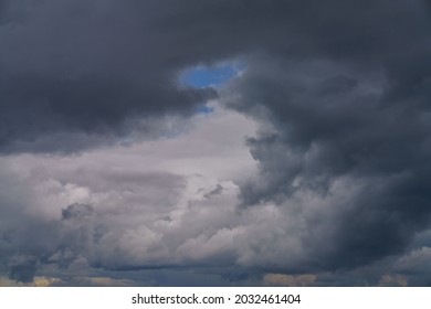 obloha s tmavými bouřkovými mraky v létě v srpnu - Shutterstock ID 2032461404