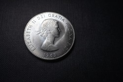 Côté Obvers Une Pièce De Monnaie De La Couronne De 1965 Avec Buste De Haute Qualité De La Reine Élisabeth II La 2e Sur Fond Noir à Texture Noire