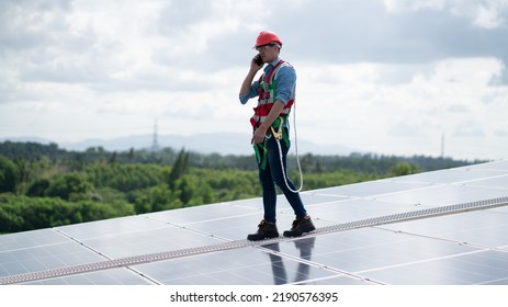 Occupational male construction engineer, inspecting, solar panel, construction industry safety, construction personnel,
				wear uniforms, safety belts, high-altitude scaffolding, high-dangerous factory 