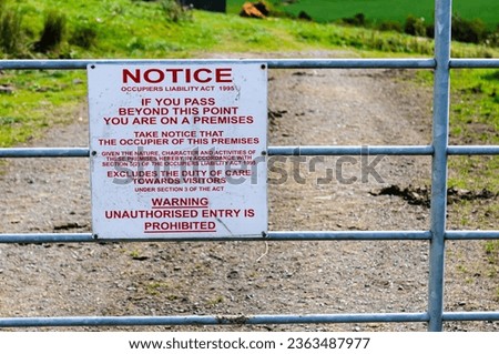 Occupiers Liability Act 1995 notice sign on the gate of a farm warning that unauthorised entry is prohibited.