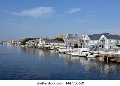 OCEAN CITY, NEW JERSEY/USA - JUNE 27, 2019: Luxury Homes, Boats And Docks Line A Harbor In Margate NJ Near Ocean City