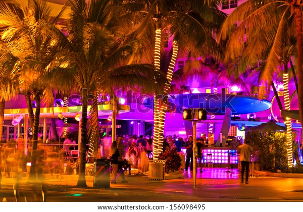 Ocean Drive scene at night lights, cars and\
people having fun, Miami beach. La noche de Ocean Drive en Miami\
Beach, Florida, Estados\
Unidos.