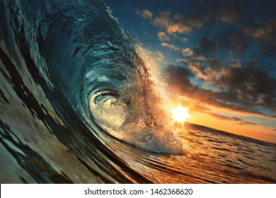 Ocean Sunset Wave, klares Wasser auf buntem Hintergrund des tropischen Meeres
