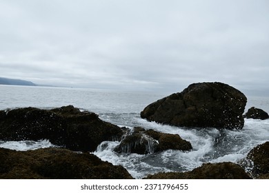 ocean waves breaking on the rocks