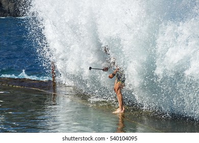 ocean waves splash