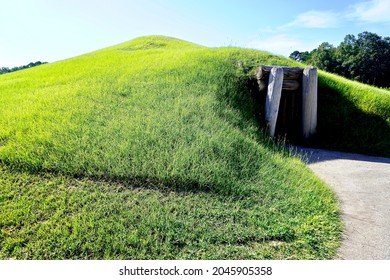 Ocmulgee Mounds National Historical Park In Macon, Georgia Preserves  Earthworks Built By South Appalachian Mississippian Culture. Entrance To Circular Earth Lodge Built For Meetings And Ceremonies.