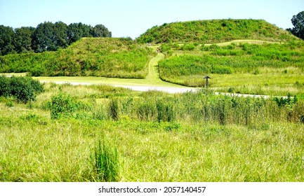 Ocmulgee Mounds National Historical Park In Macon, Georgia, Preserves  Earthworks Built Before 1000 CE By The South Appalachian Mississippian Culture. Great Temple Mound, Lesser Temple Mound And Trail