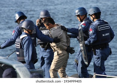 Oct.26,2011 : Osaka,Japan
A Man Acting As A Suspect Arrested By A Coast Guard Officer For Terrorist Suppression Training(open To The Public).
