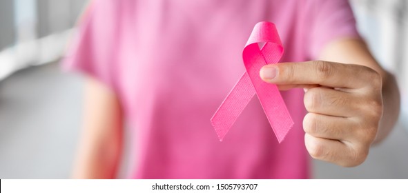 Октябрь Месяц осведомленности о раке молочной железы, женщина в розовой футболке с ручкой, держащей розовую ленту для поддержки людей, живущих и больных. Здравоохранение, Международный женский день и концепция Всемирного дня борьбы с раком