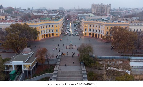Vue de drone de la ville d'Odessa et du monument de Duke