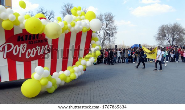 Odessa, Ukraine -\
04 01 2019: a car decorated with balloons is presented in the form\
of a basket with Pop Corn with the inscription: Cinema all ages Pop\
Corn moves along the\
Boulevard