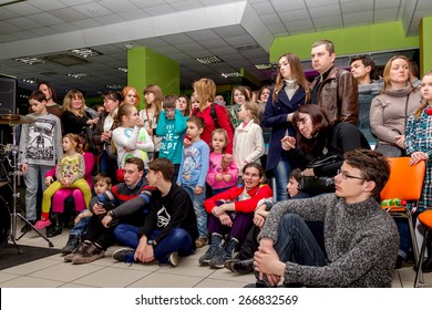 Odessa, Ukraine - April 4, 2015: The Audience At A Private Concert During The Creative Light And Music Show Fashionable Jazz Band In A Small Room. Emotionally.