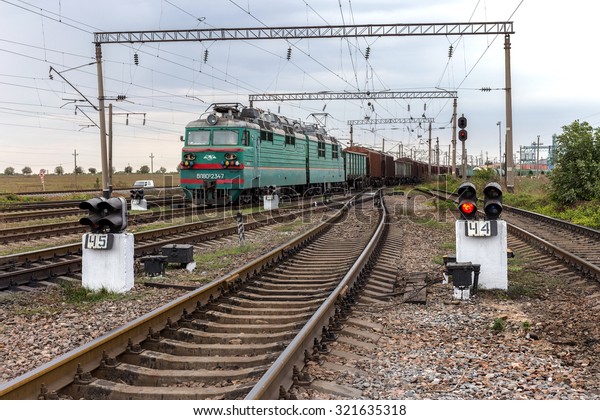 Odessa, Ukraine -
September 28 2015: The movement of freight trains on the Ukrainian
railways. railway interchange. Signs on the railway. Railway
traffic lights. Change the
way.