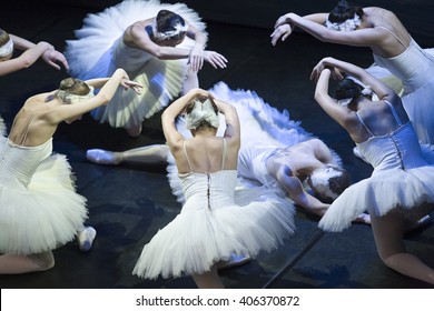 Odette death and resurrection in the performance of Swan Lake of Pyotr Tchaikovsky and Petipa