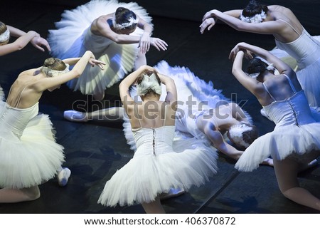 Odette death and resurrection in the performance of Swan Lake of Pyotr Tchaikovsky and Petipa