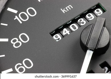 odometer of used car showing mileage of 940399 km