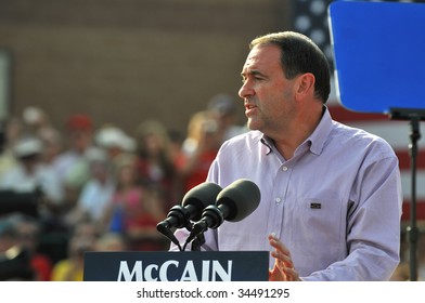 O'FALLON - AUGUST 31: Governor Mike Huckabee Talks To The Crowd At A McCain Rally August 31, 2008 In O'Fallon, St. Louis, MO.