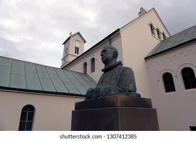 Off  Kirkjutorg And Kirkjustraeti In Reykjavik, Iceland.10th November 2018.
 
Dómkirkjan í Reykjavík (Reykjavík Cathedral), And Bjarni Jonsson (1881-1965) Statue In Austurvöllur.
