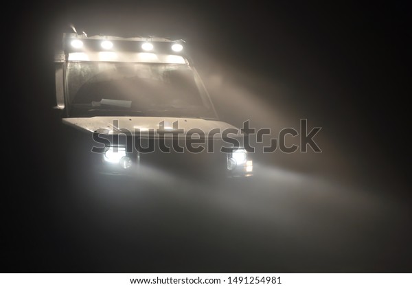 Off road car with lots of lights in\
the mist at night.\
(20/08/2010 - Val d\'Isere,\
France)