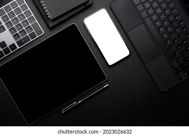 Büro für schwarzes Leder mit drahtlosem Gadget, schwarzer Bildschirm Tablette, weißer Bildschirm Smartphone-Mount, Tastatur, Planer-Bücher