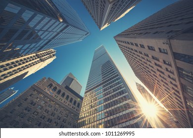 Bürogebäude mit Draufsicht Hintergrund in Retrofarben. Manhattan-Gebäude im Stadtzentrum von New York - Wall Street