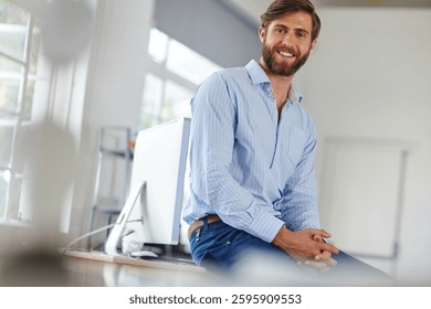 Empresário de escritório e retrato com sorriso para a carreira profissional, crescimento da empresa e confiança. Felicidade, homem e designer gráfico por computador para agência digital, ambição e start-up