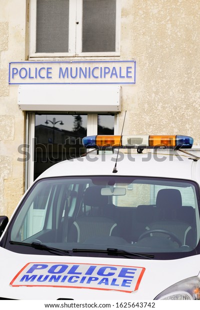 office car police municipale means in french
Municipal police vehicle building
