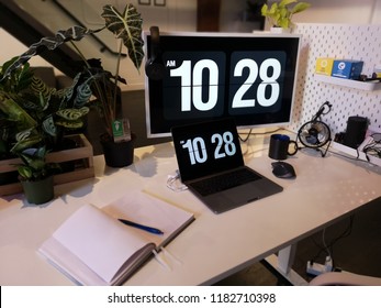 Office Desk With Time Screensaver