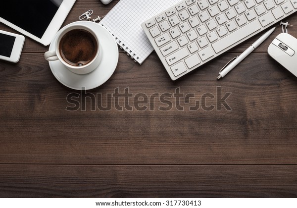 Фото с ноутбуком на столе и кофе
