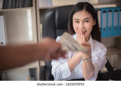 Office Time, Asian Office Worker Beautiful Woman I Am Glad And Are Receiving A Lot Of Money From Hard Work, Regular Job Concept, Management, Selected Focus