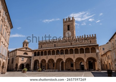 Offida. Town Hall. Built between the 13th and 14th centuries (central crenellated tower). The façade is preceded by a 7-arched portico with an elegant 14-arched loggia raised in the 15th century.