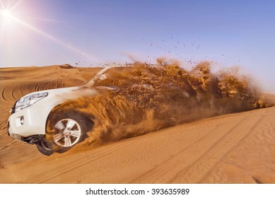 Geländefahrzeug, das in der Wüste durch Sanddünen schwebt