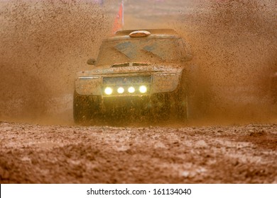 Off-road vehicles to advance bravely splashed mud