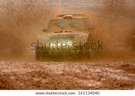 Off-road vehicles to advance bravely splashed mud