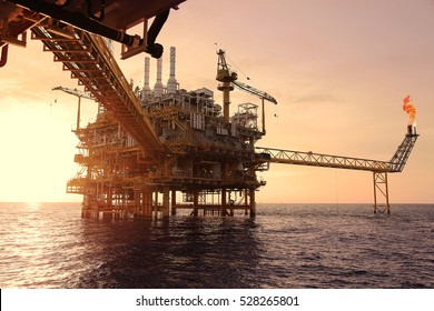 Offshore-Bauplattform für die Öl- und Gasförderung. Erdöl- und Erdgasindustrie und harte Arbeit. Produktionsplattform und Bedienung durch manuelle und automatische Funktion aus dem Kontrollraum.