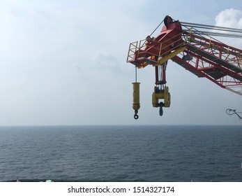 Offshore jack up rig crane sling or Offshore tender rig crane tower tender rig or barge or Derrick of Tender Assisted Drilling Oil ship (Barge Oil Rig) on The Production Platform