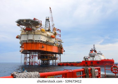 Offshore oil rig drilling platform/Offshore oil rig drilling platform in the gulf of Thailand - Shutterstock ID 539673412