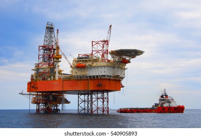 Offshore oil rig drilling platform/Offshore oil rig drilling platform in the gulf of Thailand - Shutterstock ID 540905893
