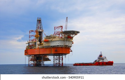 Offshore oil rig drilling platform/Offshore oil rig drilling platform in the gulf of Thailand - Shutterstock ID 540905911