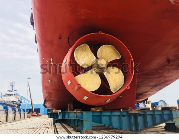 OFFSHORE SUPPLY VESSEL\'S AZIMUTH THRUSTER, SHIPS\
PROPELLER HD IMAGE