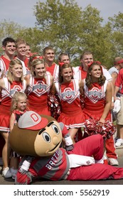 Ohio State Cheerleaders Pose With Brutus The Mascot