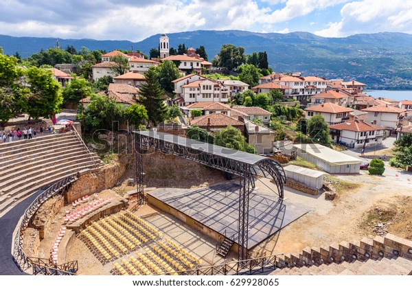 オーリード マケドニア 古代ギリシャのアンティークな円形劇場 またはオーリッドの古い町 マケドニア のオーリッド湖を眺める古代アンティークな劇場 の写真素材 今すぐ編集