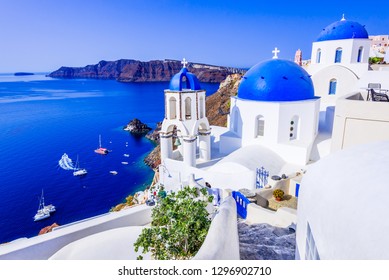 Oia, Santorini, Griechenland, berühmtes, weißgetünchtes Dorf mit gepflasterten Straßen, die griechischen Kykladen-Inseln am Ägäischen Meer