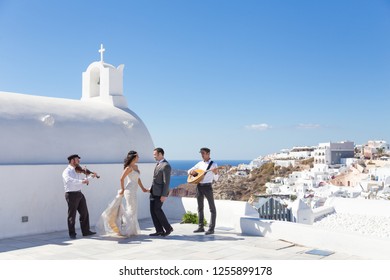 Oia, Santorini Island, Greece - Oct 11, 2017: Bride And Groom Dancing During Wedding Ceremony With Traditional Musicians And Singers On Santorini Island On 11th Of October, 2017 On Santorini, Greece.