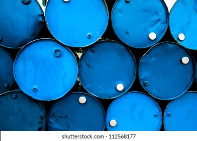 Ölfässer oder chemische Trommeln zusammengestapelt