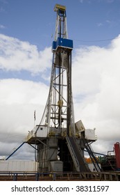 Oil drilling rig against the North Dakota prairie sky