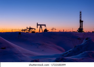 Oil And Gas Drilling Rig. Oil Drilling Rig Operation On The Platform In Oil And Gas Industry. Global Coronavirus COVID 19 Crisis. Petroleum Concept. War On Oil Prices. Environmental Pollution.